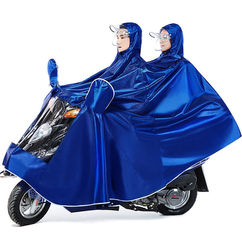 レインコートの電気自動車専用レインコートを大きくして、男性女性のシングル二人のバイクに乗って全身豪雨を防ぐ|undefined