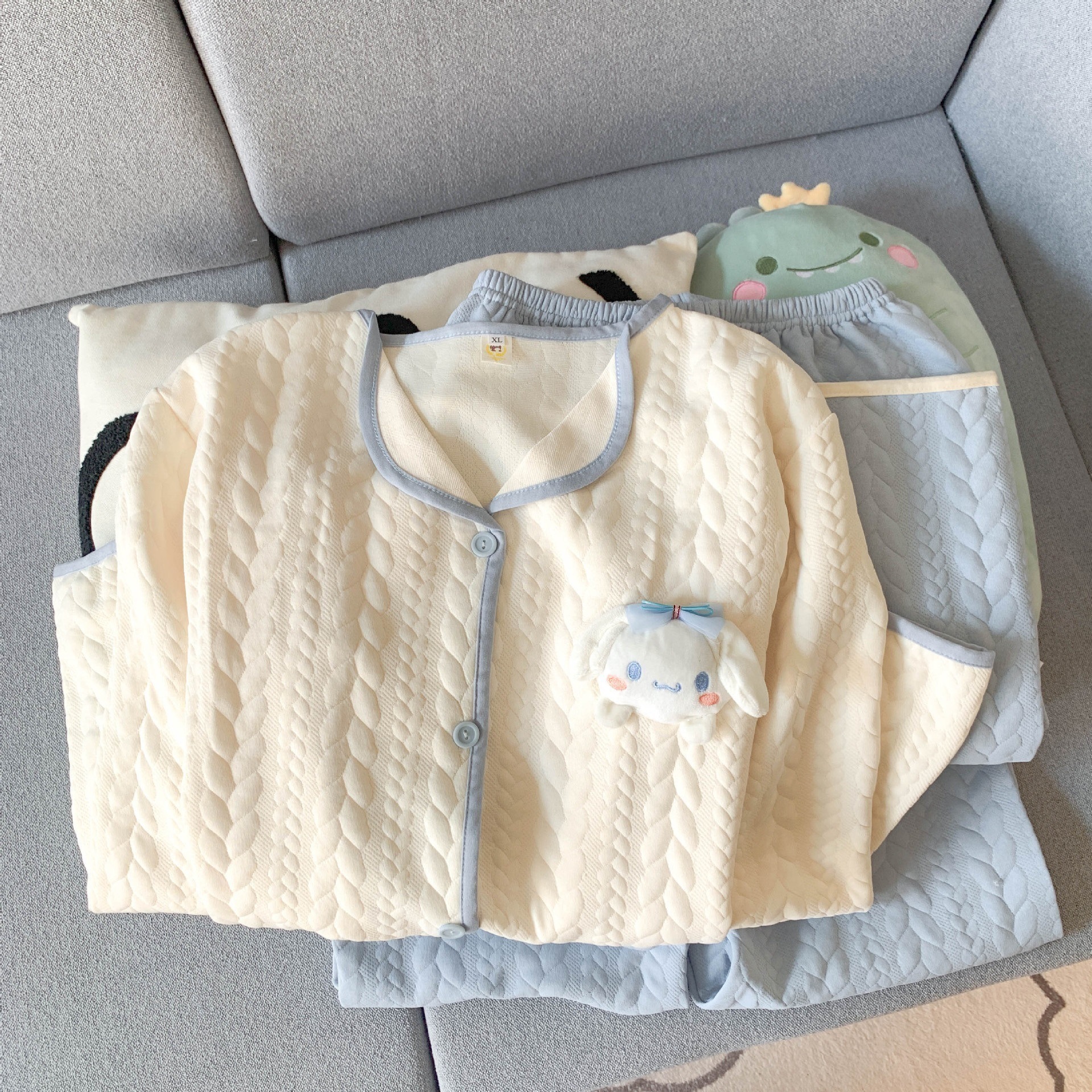 空気の綿のパジャマの女性の長袖の秋冬のタイプのサンドイッチの厚いスーツの日本の花のカーディガンの家庭服の春秋