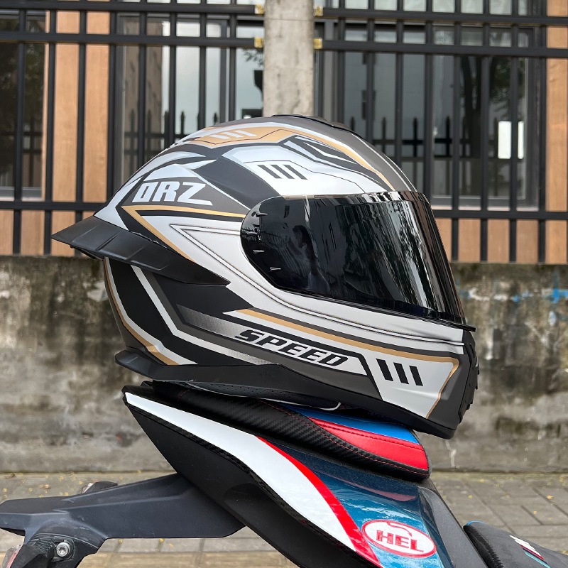 홍차를 곁들인 황금 메카