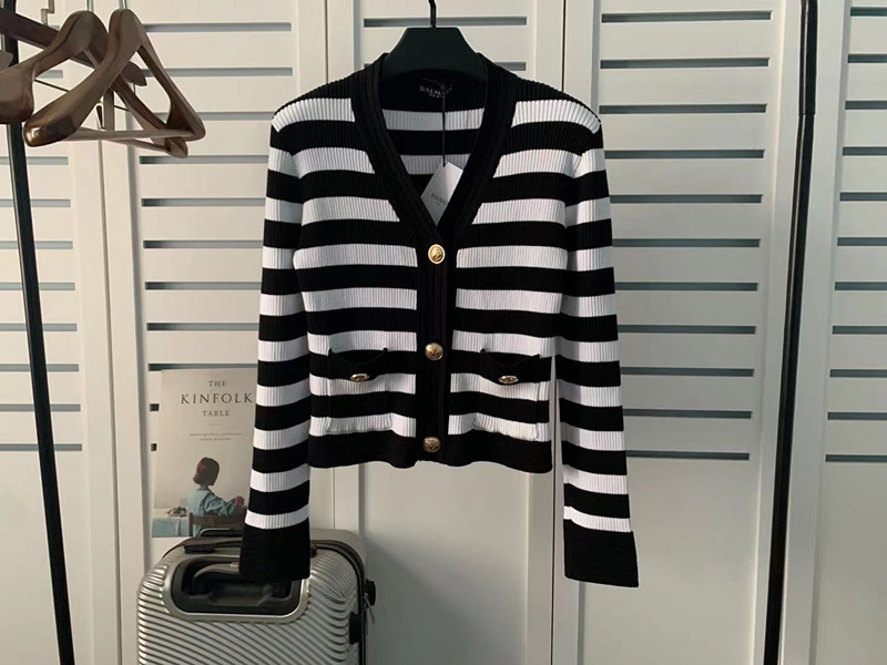 Autumn and Winter New balmain Gold Buckle balmain Cotton Loose Pullover Long Sleeve Sweater Cardigan Internet Celebrity Couple Autumn and Winter New balmain Gold Buckle balmain Cotton Loose Pullover Long Sleeve Sweater Cardigan Internet Celebrity Couple