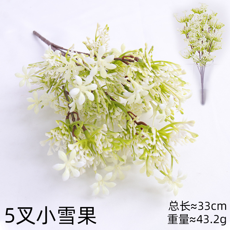 Simulación de plantas verdes flores falsas mano