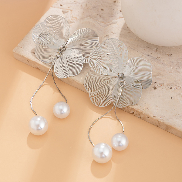 three dimensional universal earrings with tassels