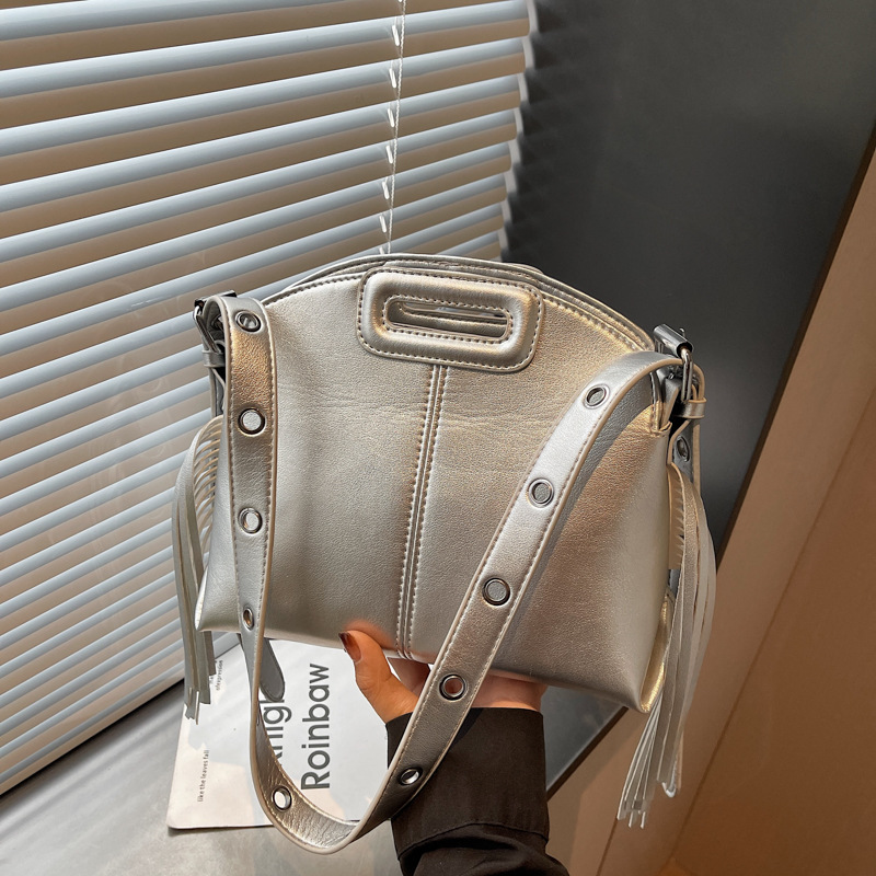 Bolsa de mano de moda con bordas 2026 temperamento de viaje al trabajo sensación cotidiana de salida de hombro de mujer