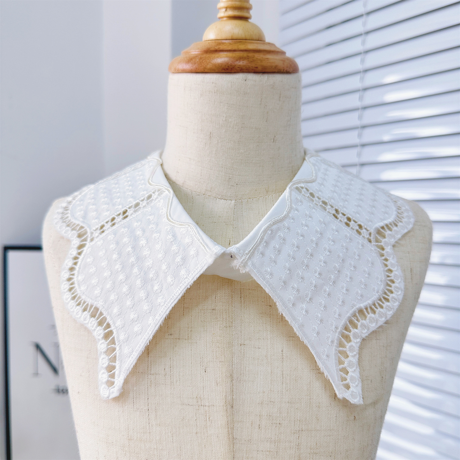 Nueva perla de encaje estilo Chanel collar de flores de lentejuelas de encaje falso collar de la camisa del todo-fósforo de las mujeres multi-funcional hebilla collar decorativo image 6