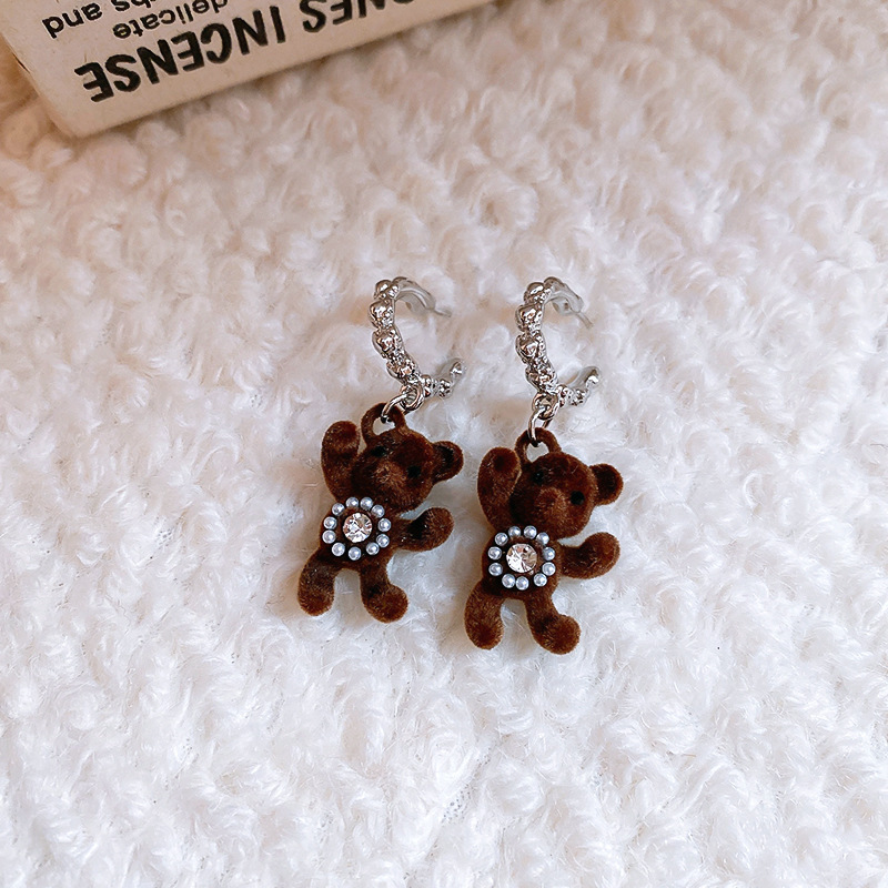 Pendientes de perlas asimétricas con cuernos de diamantes súper parpadeantes de plata Pendientes de nicho de viento frío femenino Pendientes de lujo ligero de alta calidad