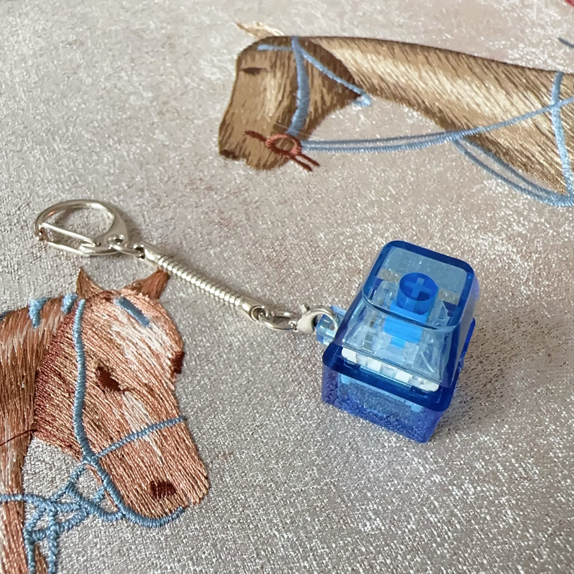 Pc single button-blue transparent-snake bone chain