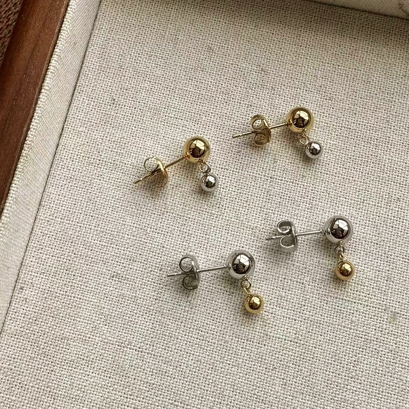 ヨーロッパとアメリカのクロスボーダーINSスタイルの小さくて絶妙な18Kゴールドステンレススチールゴールドとシルバーのカラーマッチングビーズイヤリングイヤリングジュエリー卸売