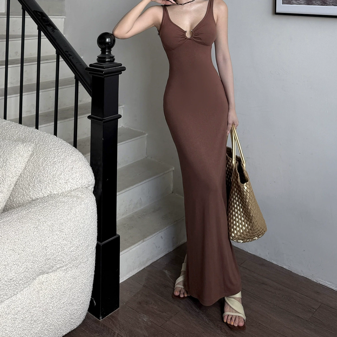 方领气质吊带连衣裙s法式镂空修身显瘦露背后开叉御姐包臀长裙