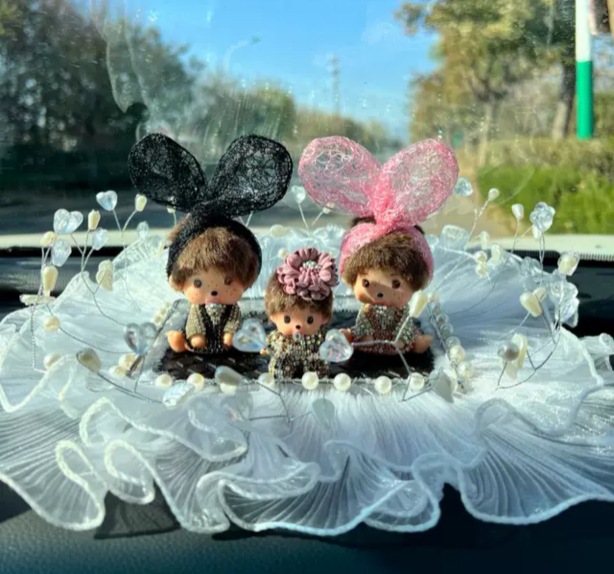 Decoración de automóviles lindos perfumes de automóviles adornos personales creativos Monchichi consola central accesorios interiores de automóviles globos mujeres