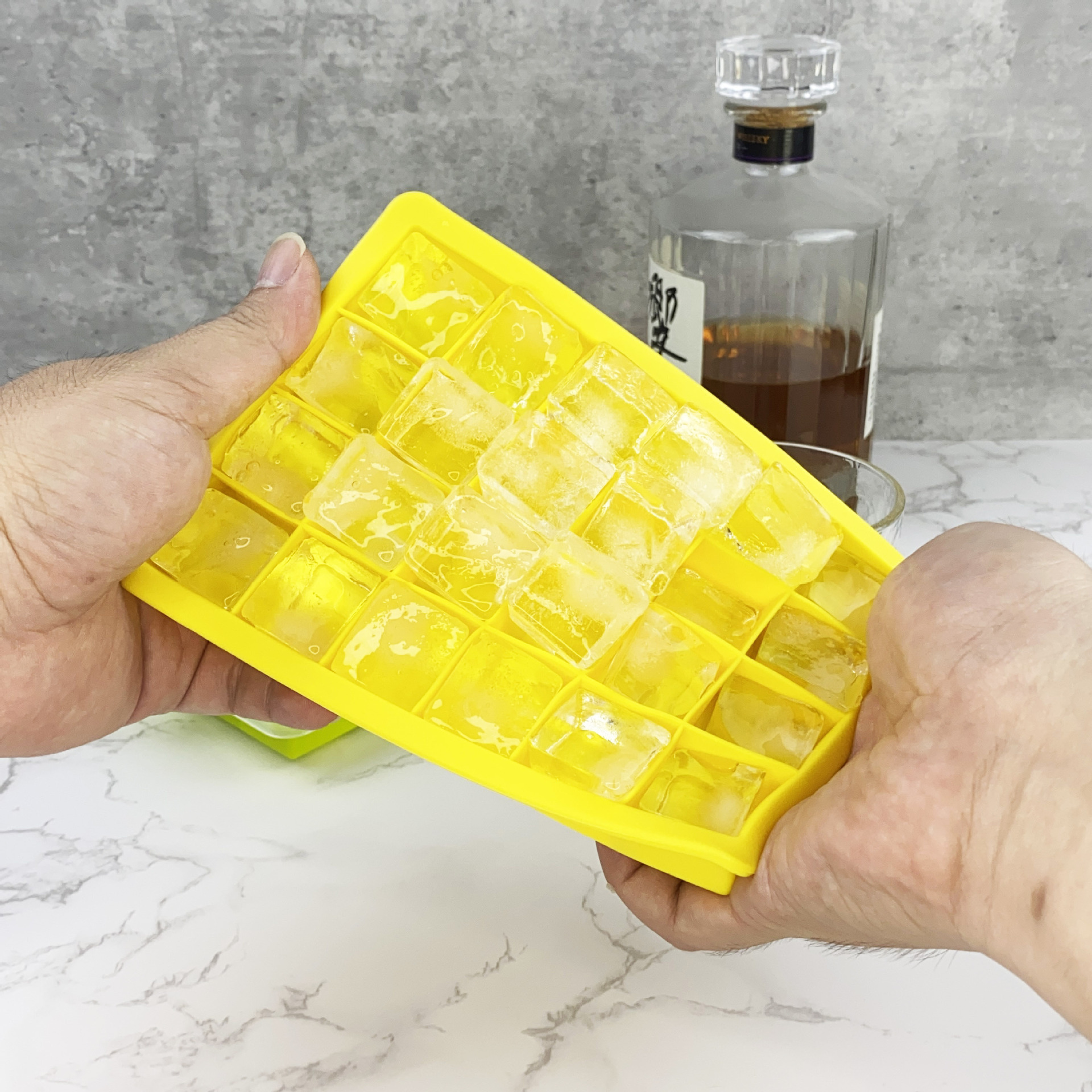 Bandeja de hielo de silicona 24 con tapa, fabricante de hielo para refrigerador doméstico, molde para cubitos de hielo, caja de hielo cuadrada, tiras de hielo de fábrica en stock