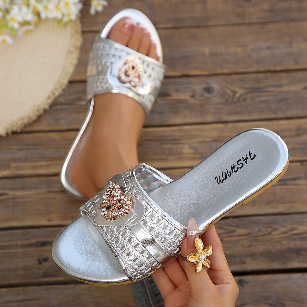 Sandalias Planas de Punta Redonda de Cuero Sintético Cómodas con Decoración Metálica para Uso Casual