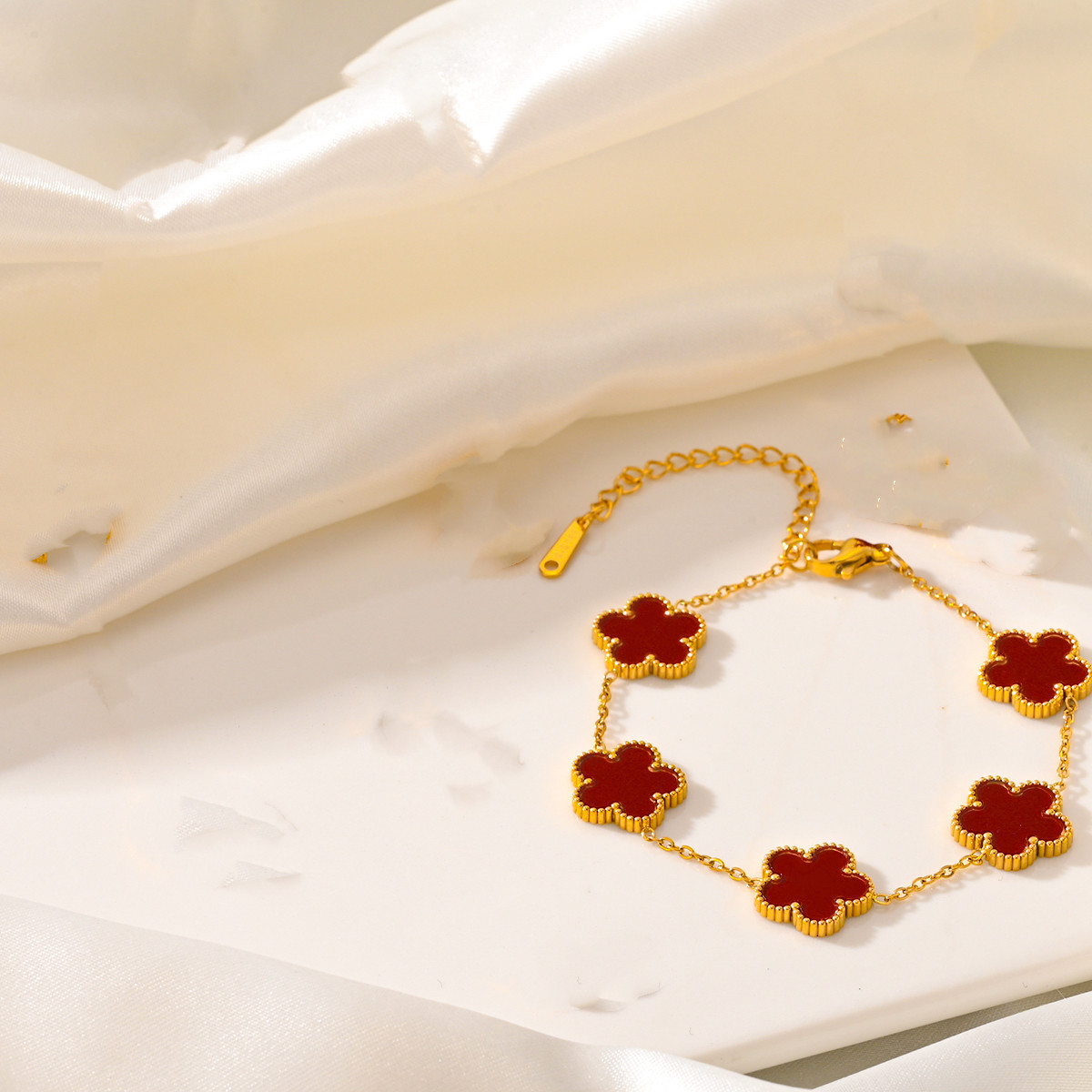 Nueva moda europea y americana no-desvanecimiento de acero de titanio de cinco hojas serie de trébol de moda de lujo ligero espárragos pulsera collar traje