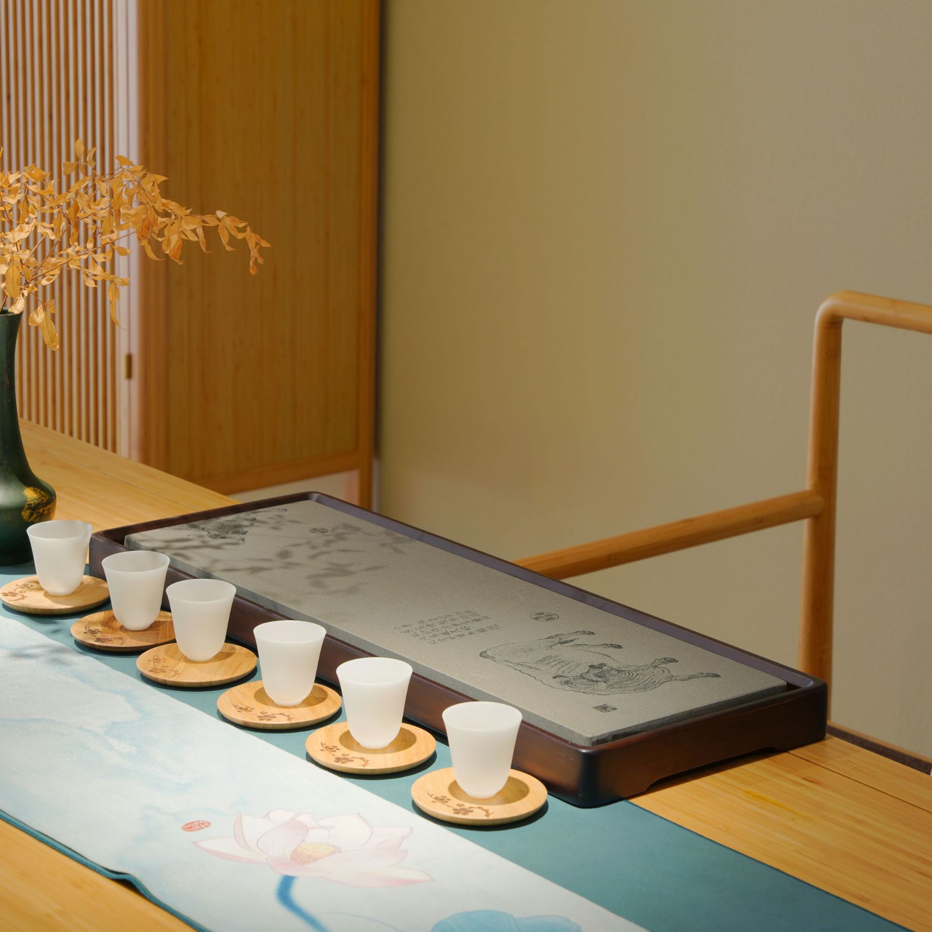 Несколько кусочков чая из черного золота каменный камень каменный камень