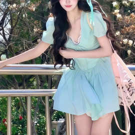 法式纯欲薄荷曼波绿色V领泡泡袖连衣裙子女夏季新款小个子a字短裙