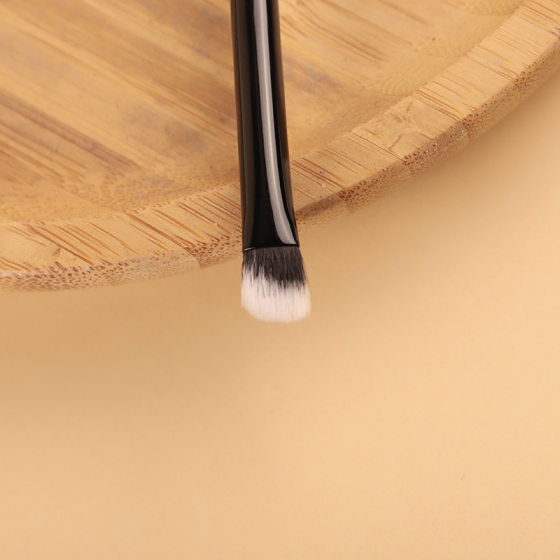 Black Handle Small Triangle Brush Makeup Brush Cangzhou Makeup Brush Advanced Sense Black and White Mao Cangzhou Makeup Brush Beauty Makeup