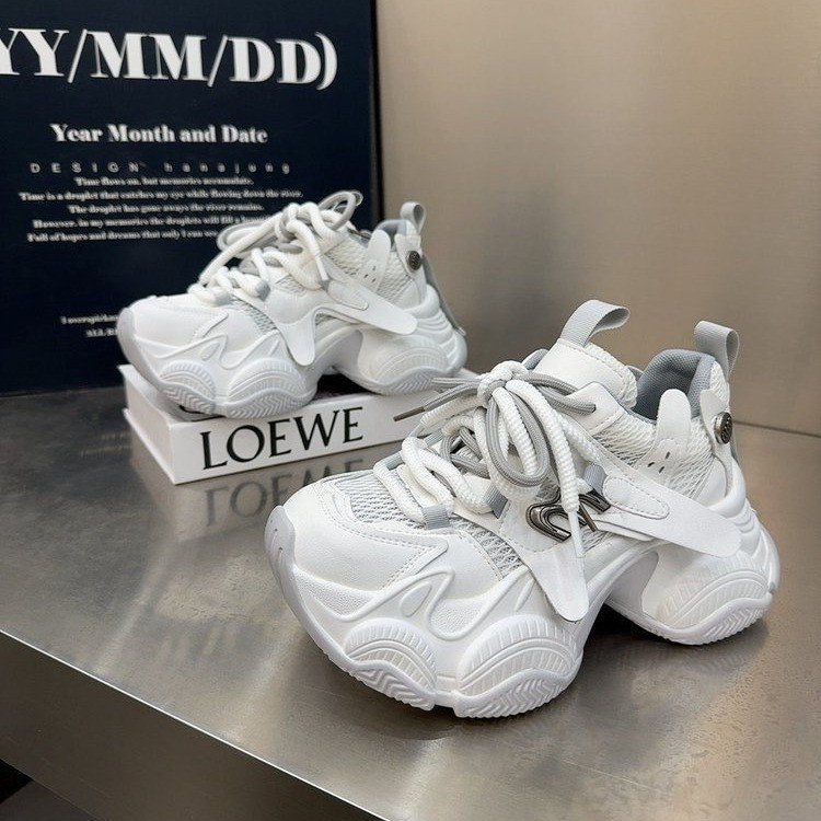 Productos europeos pequeños aumentan la altura de los zapatos de suela gruesa de verano 2026 nuevas zapatillas de deporte transpirables casuales transpirables