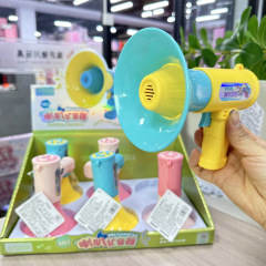 6つの声を変えて、スピーカーの録音音楽を歌います。