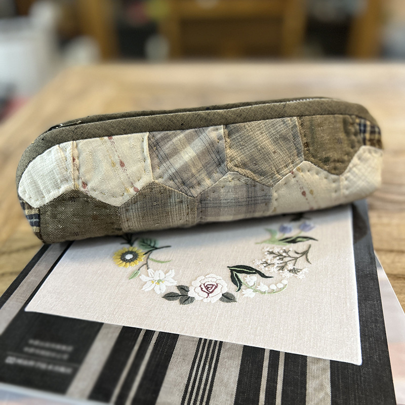 Bolso de lápices de flores tridimensional simple Lu bordado pequeño bolso de papelería fresca bolso de material de bricolaje bordado a mano bolso de lápices para niños