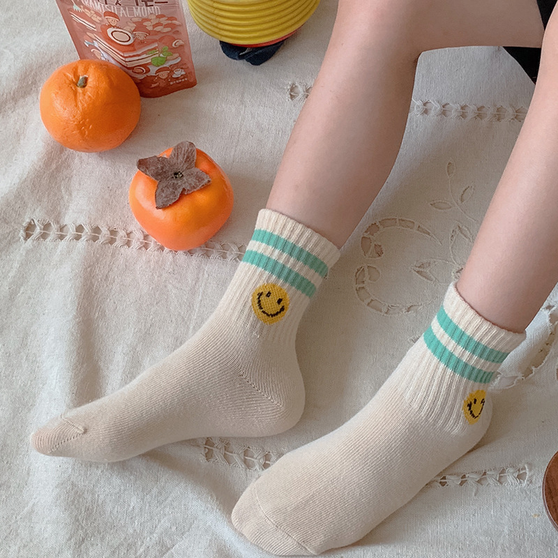 Calcetines de hombre y mujer otoño e invierno Nuevos calcetines de media pantorrilla de estilo coreano de moda para niños calcetines de algodón de estudiante de cara sonriente a rayas japonesas