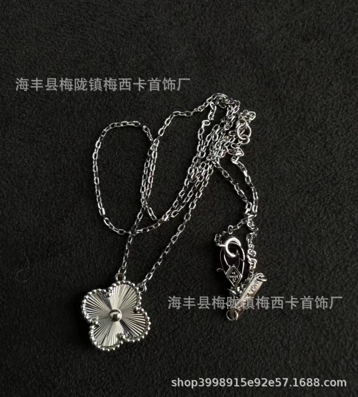 Alta edición V collar de trébol de la suerte de oro sola flor colgante de cadena de clavícula de doble cara gruesa de oro real galvanoplastia ventas directas de la fábrica