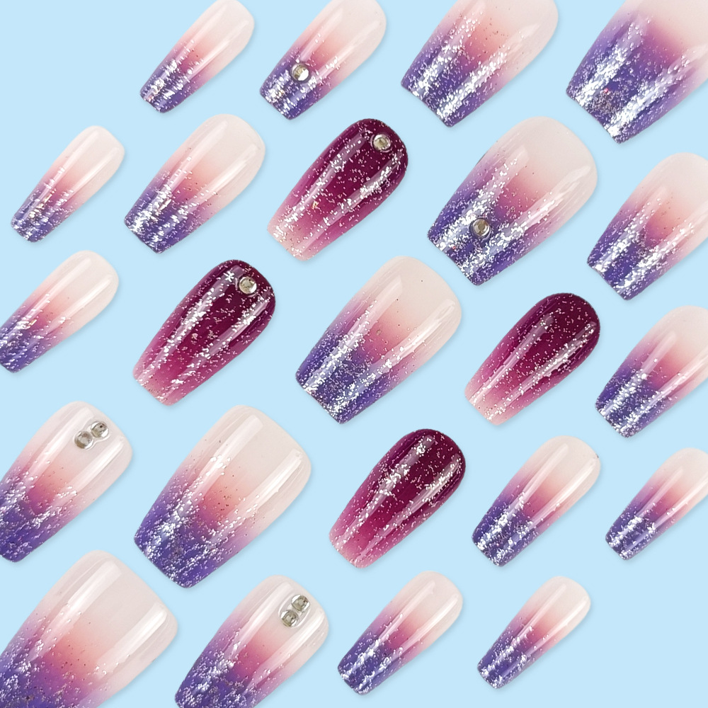 Juego de 24 pegatinas de diamantes de imitación para uñas, puntas de uñas cortas con deslumbrante cielo estrellado, puntas de uñas con purpurina degradada en tono morado.