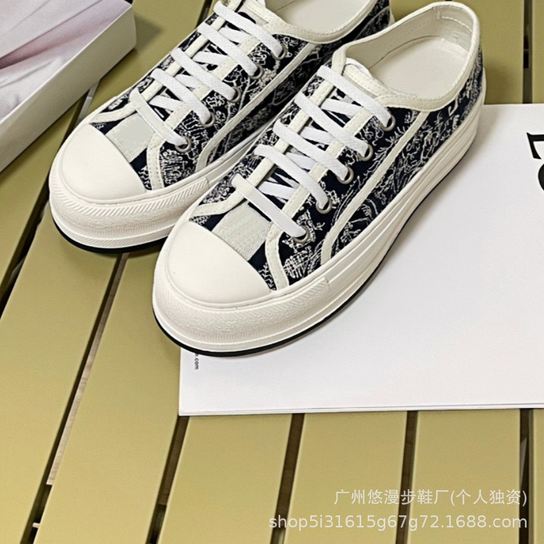 Zapatillas de lona retro con bordado de la marca D, novedad 2026, zapatillas casuales de moda, versátiles, para parejas, con suela gruesa, blancas.