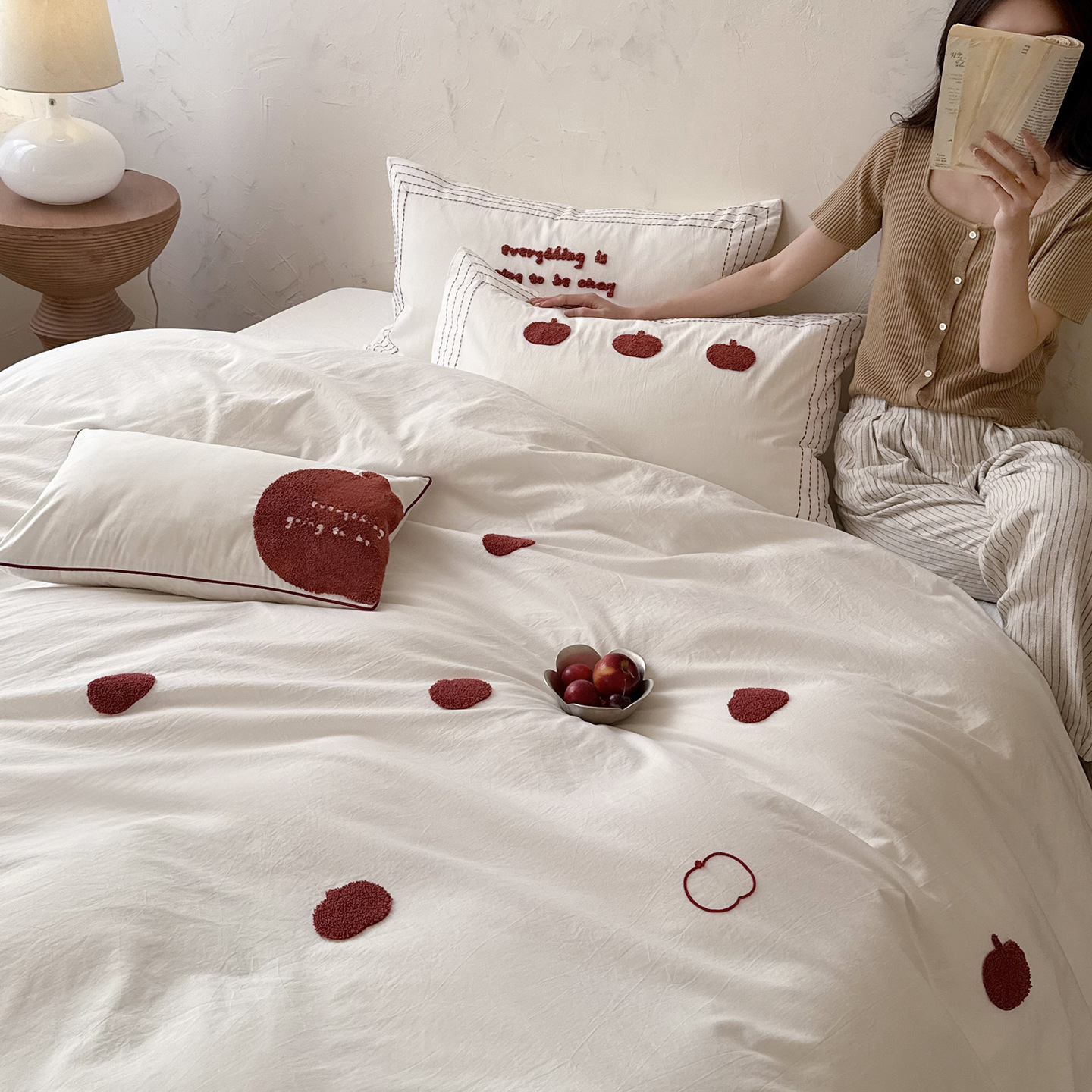 Blanco 100% algodón lavado con agua de algodón cifrado cuatro piezas toallas tridimensionales bordadas Ping An fruta piel edredón cama de algodón