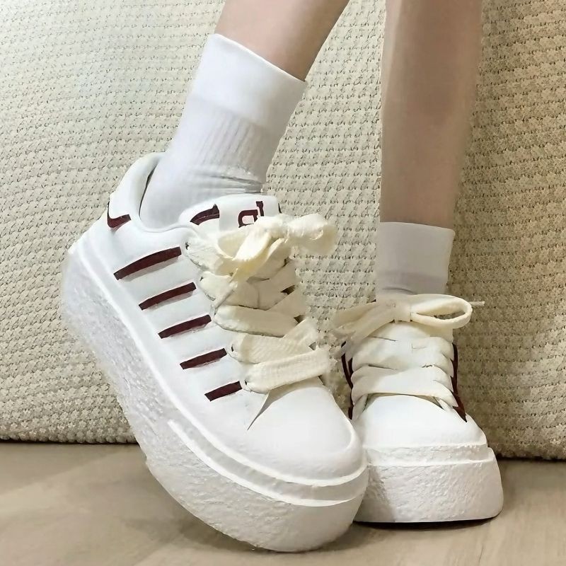 Leche fu cabeza redonda con suela gruesa zapatos blancos para mujeres 2025 nuevos veranos ligeros transpirables estudiantes de skate de viaje universal