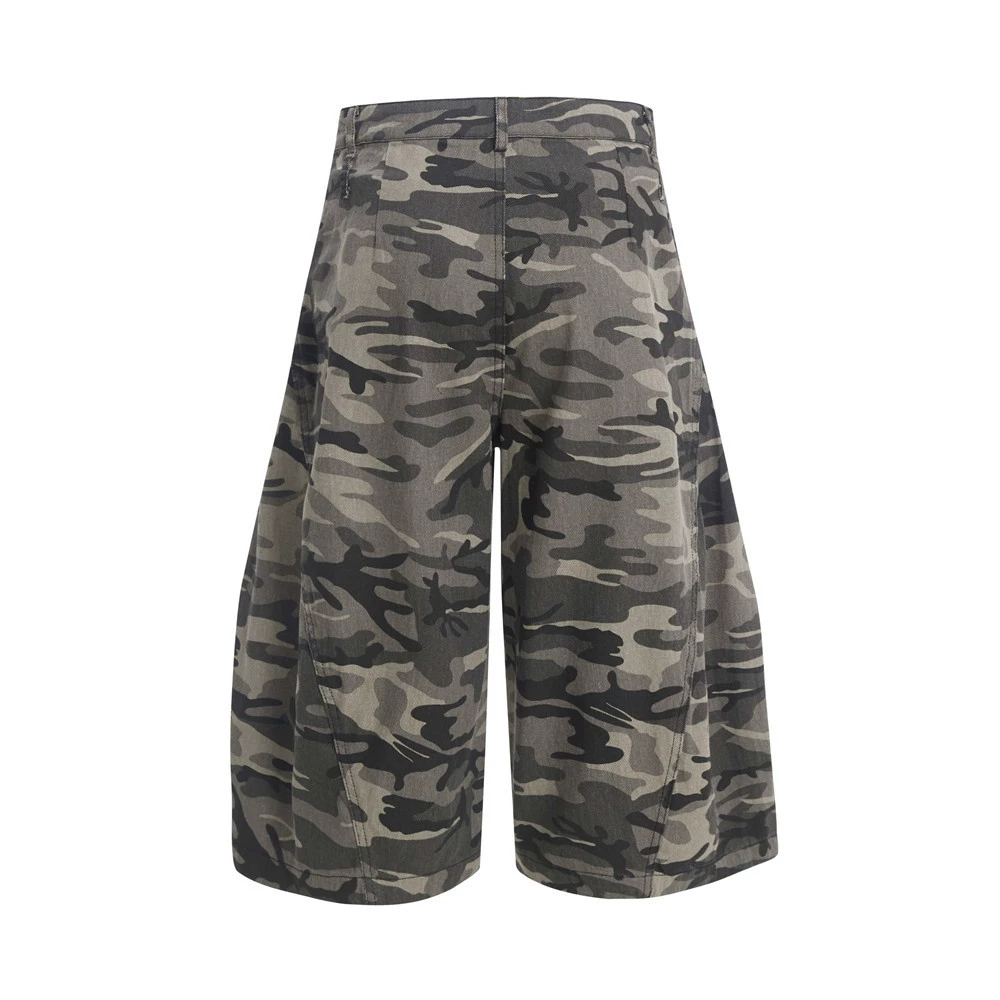 Камуфляжные джинсовые брюки в дизайне, oversize, тренд сезона