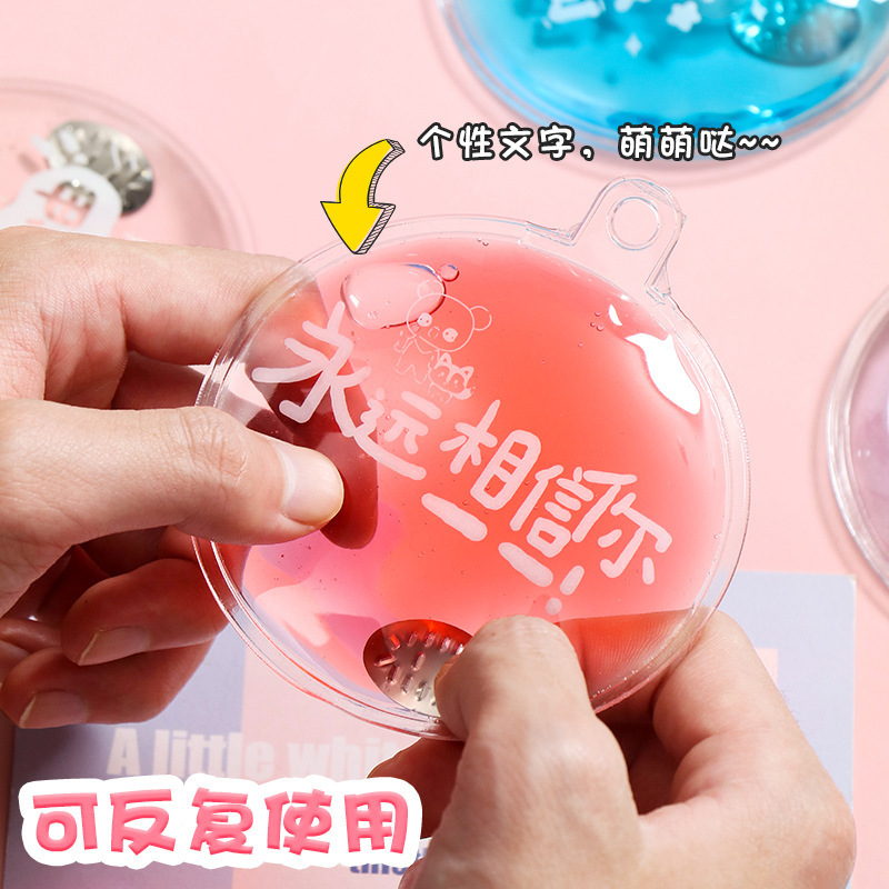 アニメは熱い手を割って、かわいい丸い湯たんぽを持ち歩いています。|undefined