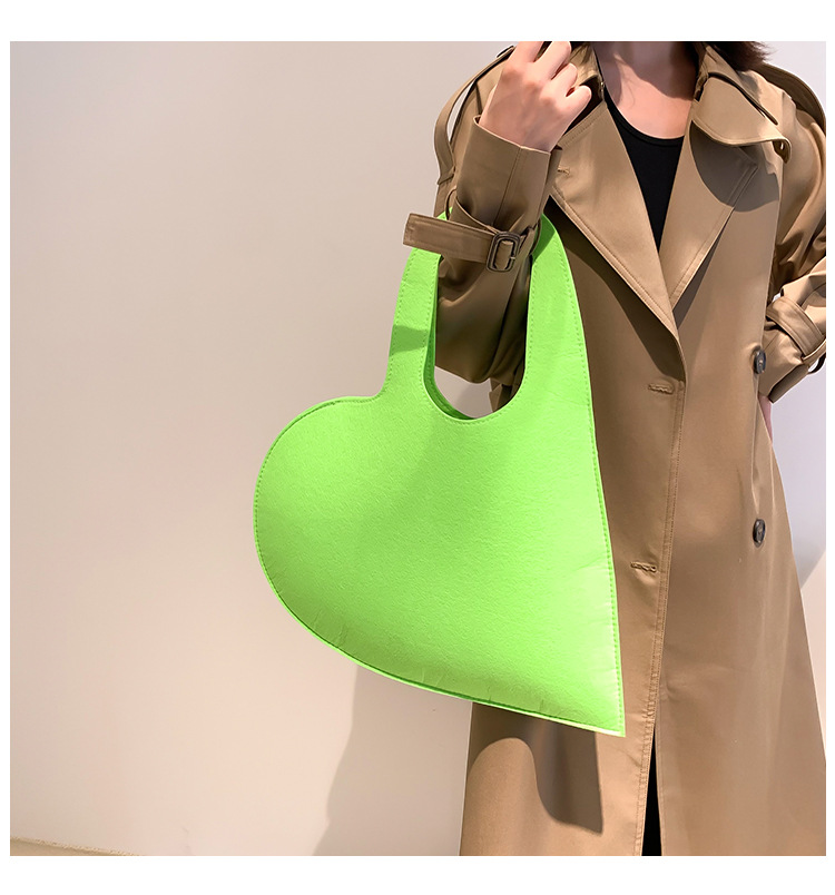 Women's Small Felt Cloth Solid Color Classic Style Streetwear Heart-shaped Zipper Handbag display picture 3