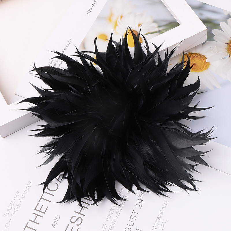 Spilla fiore in piume accessorio moda elegante per donna_voghion.com