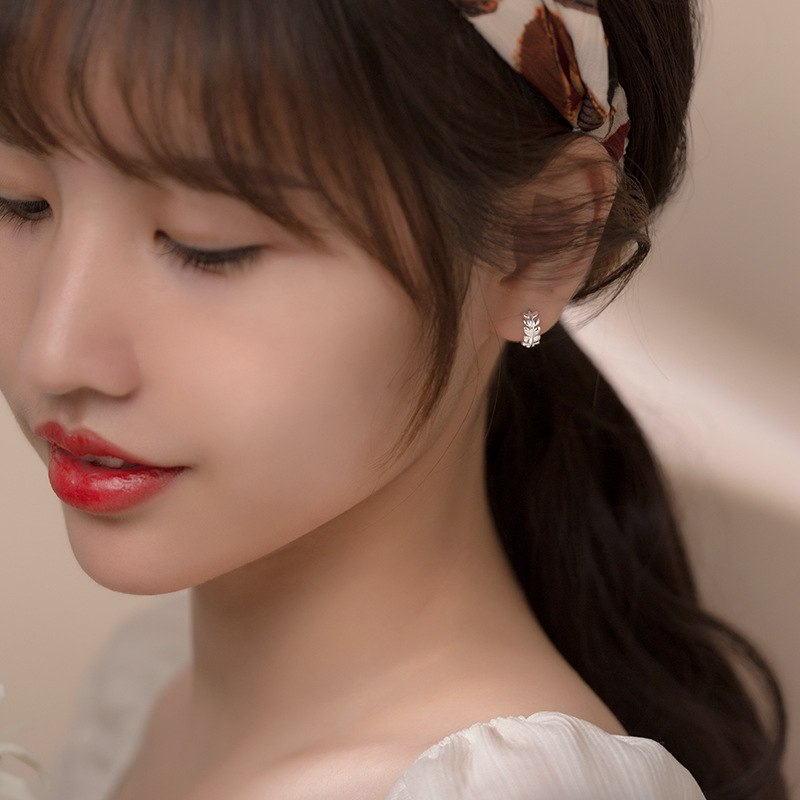 Eloch S925 Ginksen pequeño perfiles de oliva fresco temperamento compacto de hoja de dama aretes E7910