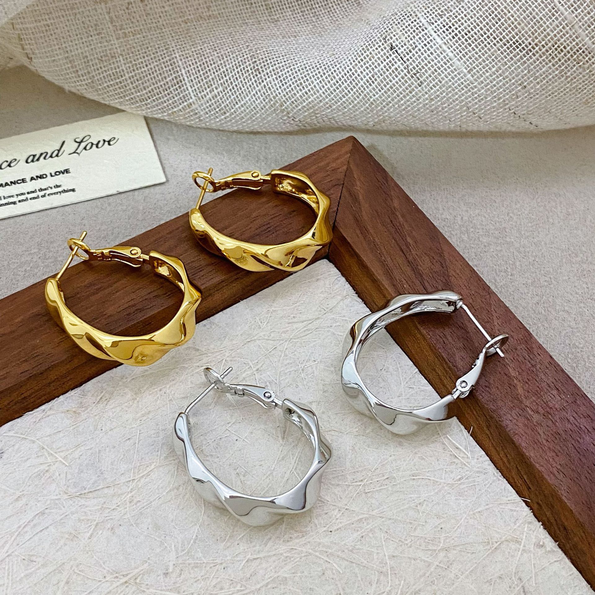 Copper-plated real gold European and American cross-border spiral texture water drop-shaped earrings for women, new high-end fashion earrings