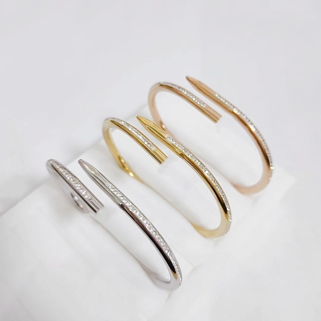 Venta caliente transfronteriza Kaga moda titanio acero clavo pulsera diamante de lujo ligero acero inoxidable todo fósforo pulsera no se desvanece