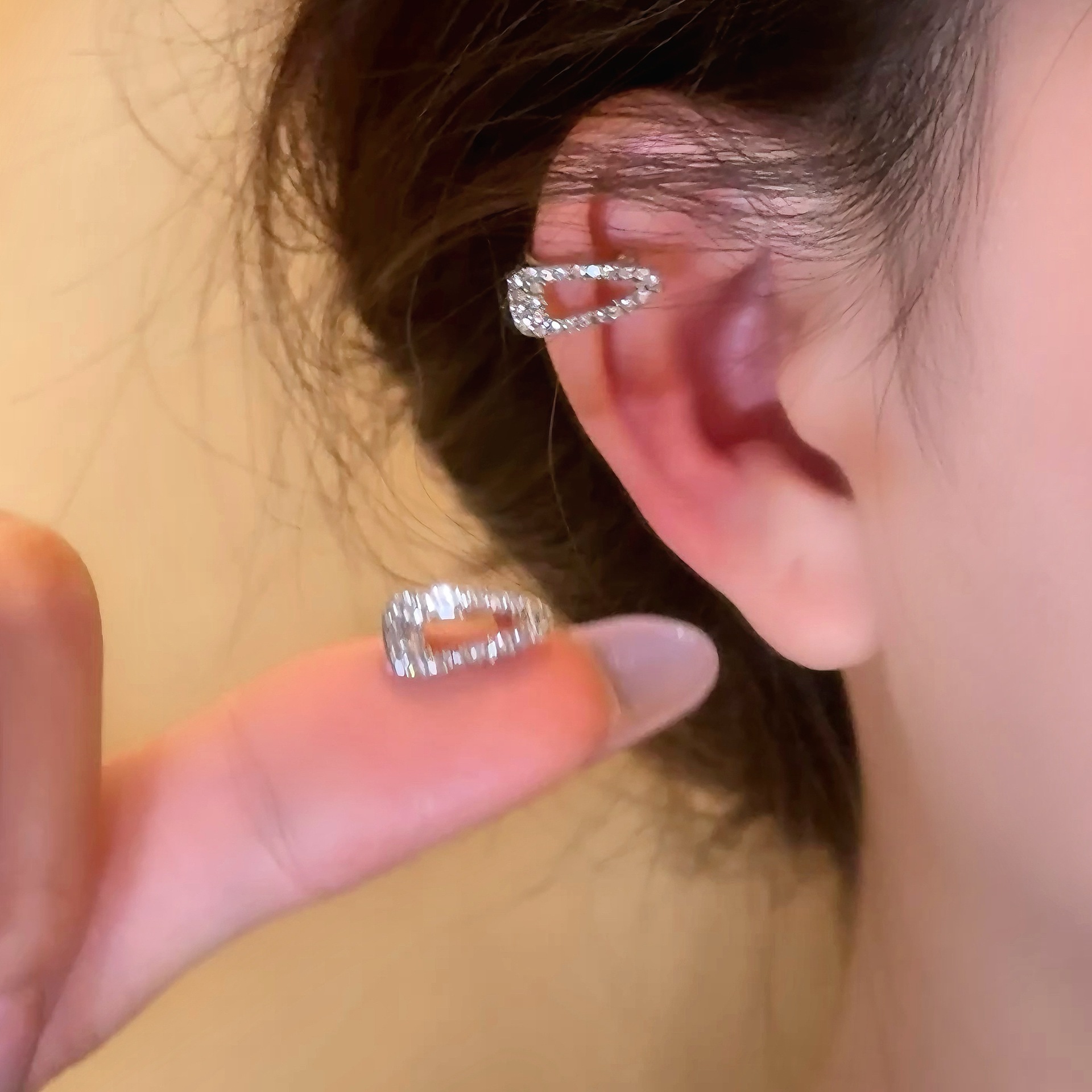 Clips de oreja de circonio micropavimentados de alta gama para mujeres sin pendientes perforados 2025 nuevos clips de oreja de moda para ropa de trabajo pendientes versátiles.