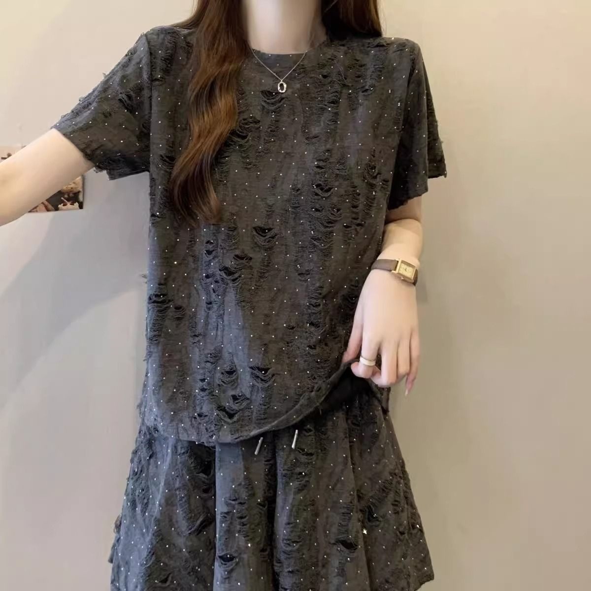 Bộ mặc nhà nữ tay ngắn quần short rộng, phá lỗ đính đá, form rộng thoáng mát — Bộ đồ màu xám đậm (áo+quần), Trang phục màu hạnh (áo+quần) chi tiết 17