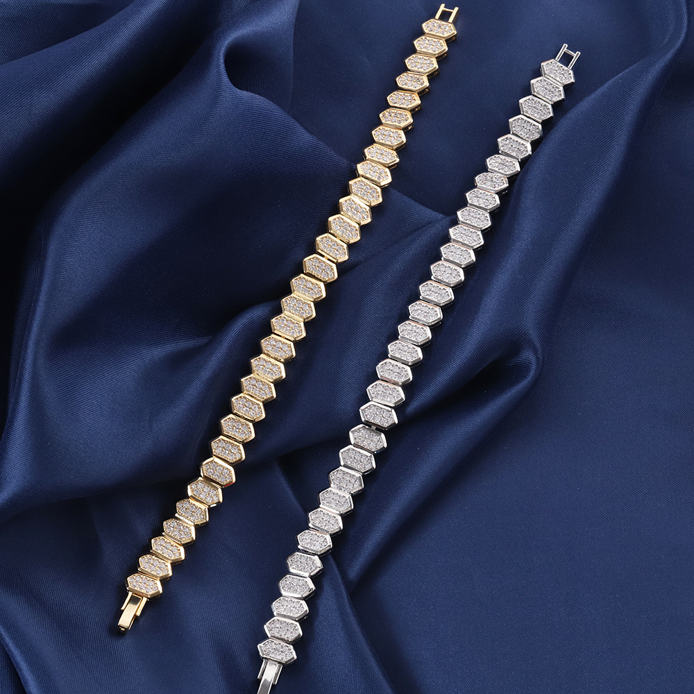 Geometric fashionable shiny bracelet with zircon