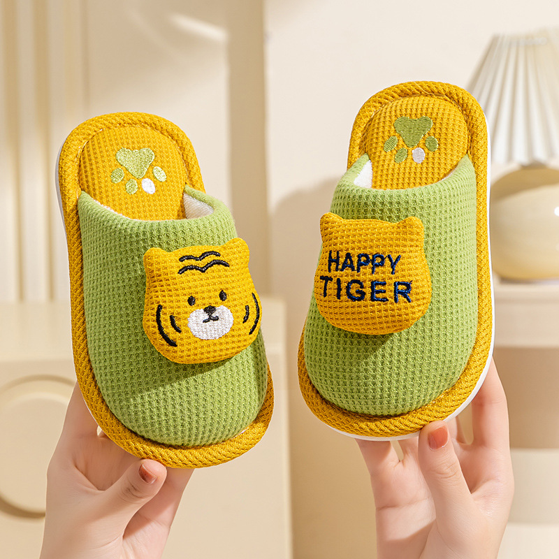 Invierno zapatillas de algodón para niños, niños y niñas, padres e hijos, bolsas de dibujos animados lindas, tacones antideslizantes para bebés en el interior, zapatillas de lana casera