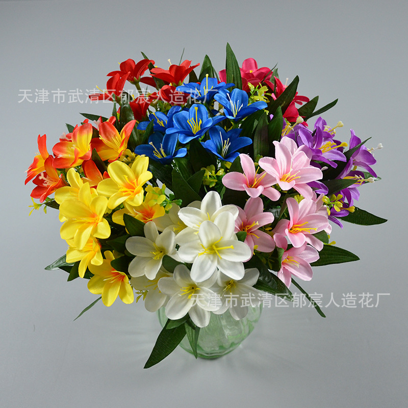 Ramo artificial de 7 lirios pequeños, para decoración comercial, paisajismo, jardinería a gran escala o arcos de flores.