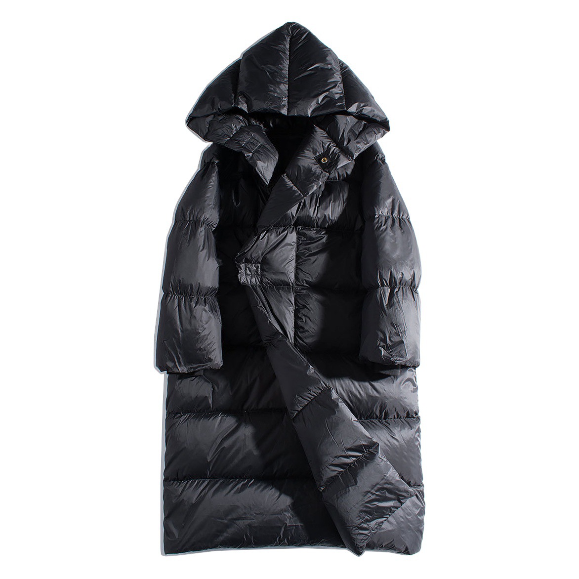 白いガチョウの羽毛のゆったりしたファッションは帽子と膝の中の長いフォアグラの女性を通します。