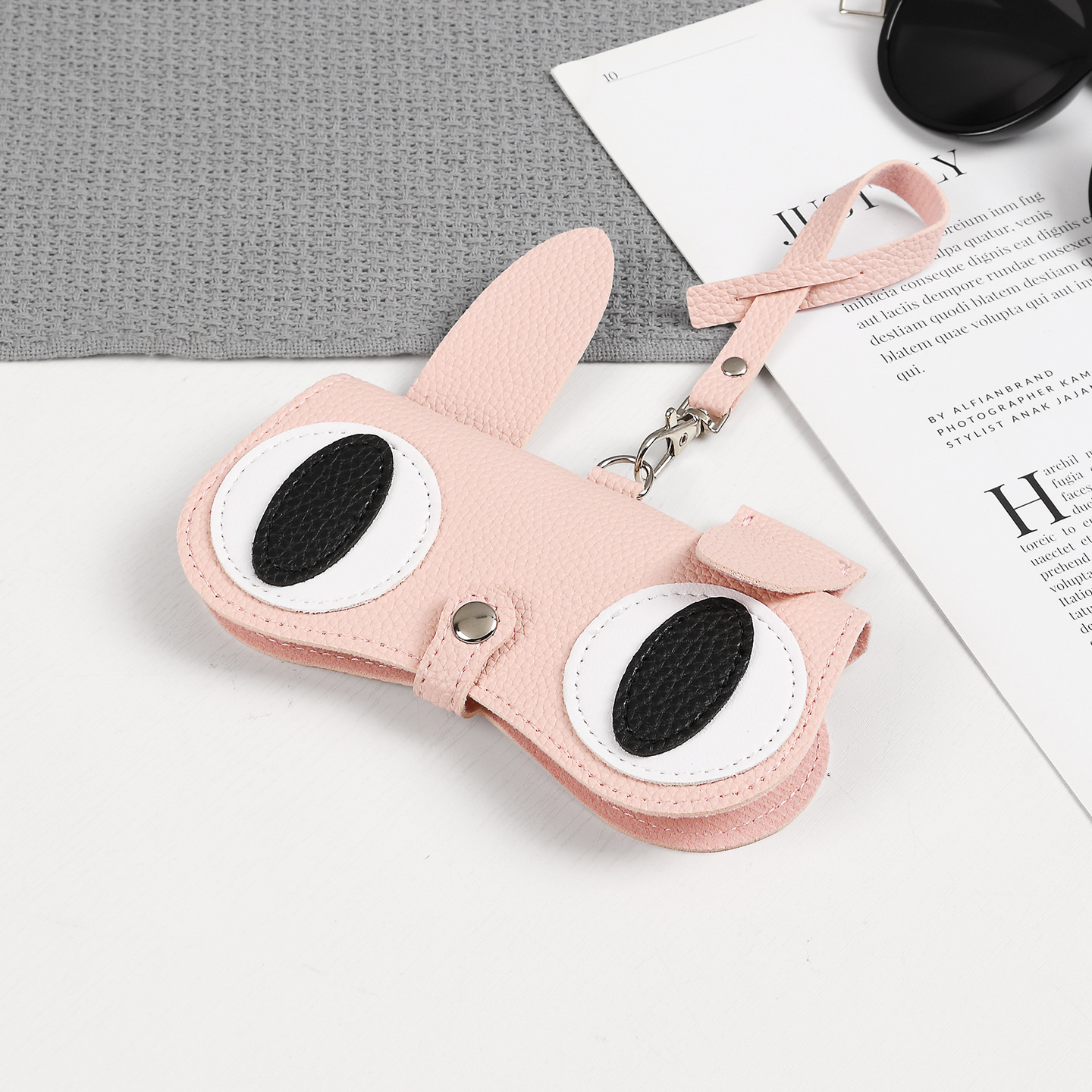 Caja de gafas encantadora de dibujos animados, gafas de sol portátiles para hombres y mujeres, bolsa de almacenamiento para gafas de miopía, bolsa de gafas, colgante