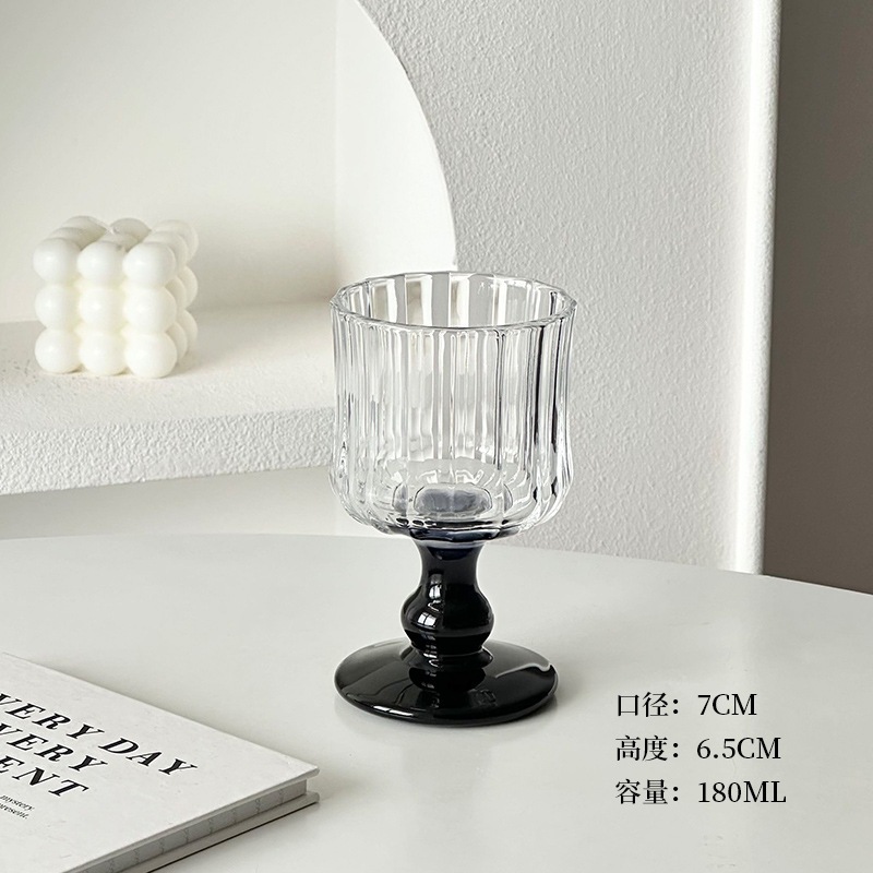 검은 줄기 중세 와인 잔