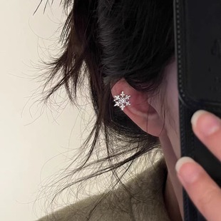 Autumn and Winter Early Snow ~ Christmas Atmosphere Snowflake Zircon Ear Clip Temperament Cold Wind Light Luxury Ear Clip No Ear Holes