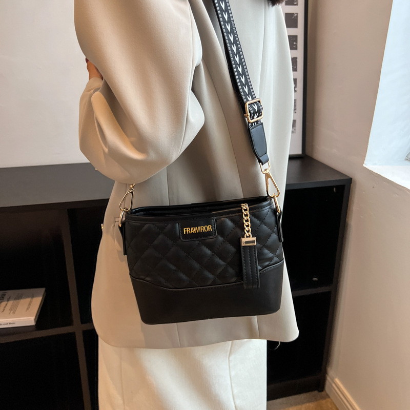 Bolso de cadena de diamond para mujeres 2024 nuevo bolso de vagabundo explosivo de alto nivel amplio cinturón de hombro bolso de mochila