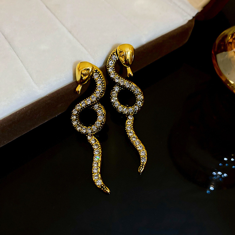 Boucles d'oreilles à tige en serpentine torsadée sertie de diamants pour la personnalité et le design des femmes_voghion.com