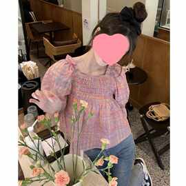 法式甜美格纹压褶方领一字肩泡泡袖娃娃衫衬衫女夏季2024新款上衣