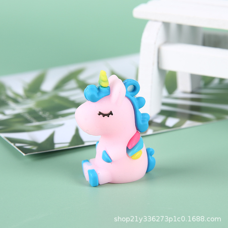Yiwu fábrica al por mayor muñeca de dibujos animados unicornio llavero PVC pegamento suave creativo pluma cabeza colgante regalo