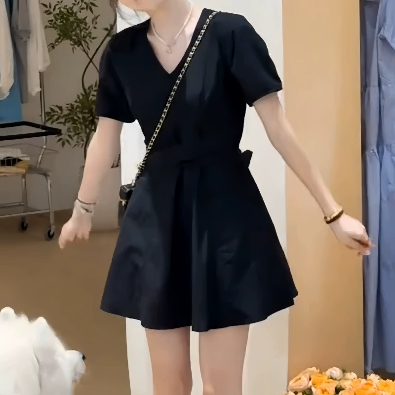 夏季时尚胖mm短款小黑裙慵懒风系带收腰背后镂空连衣裙显瘦法式风