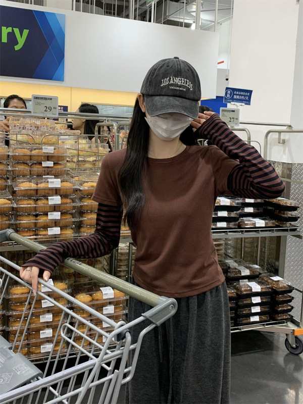 偽の2つのストライプの長袖のtシャツの女性の春秋のデザイン感の小さい大衆の修身の中でとりわけやせている底のシャツの上着を現します。|undefined